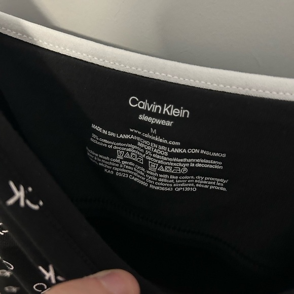 calvin Klein size medium sleep too - Picture 4 of 5